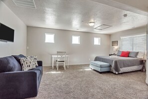 A bedroom with a bed, a desk, a chair, and a couch. - Spacious & New Guesthouse in Orem - Provo (Orem)