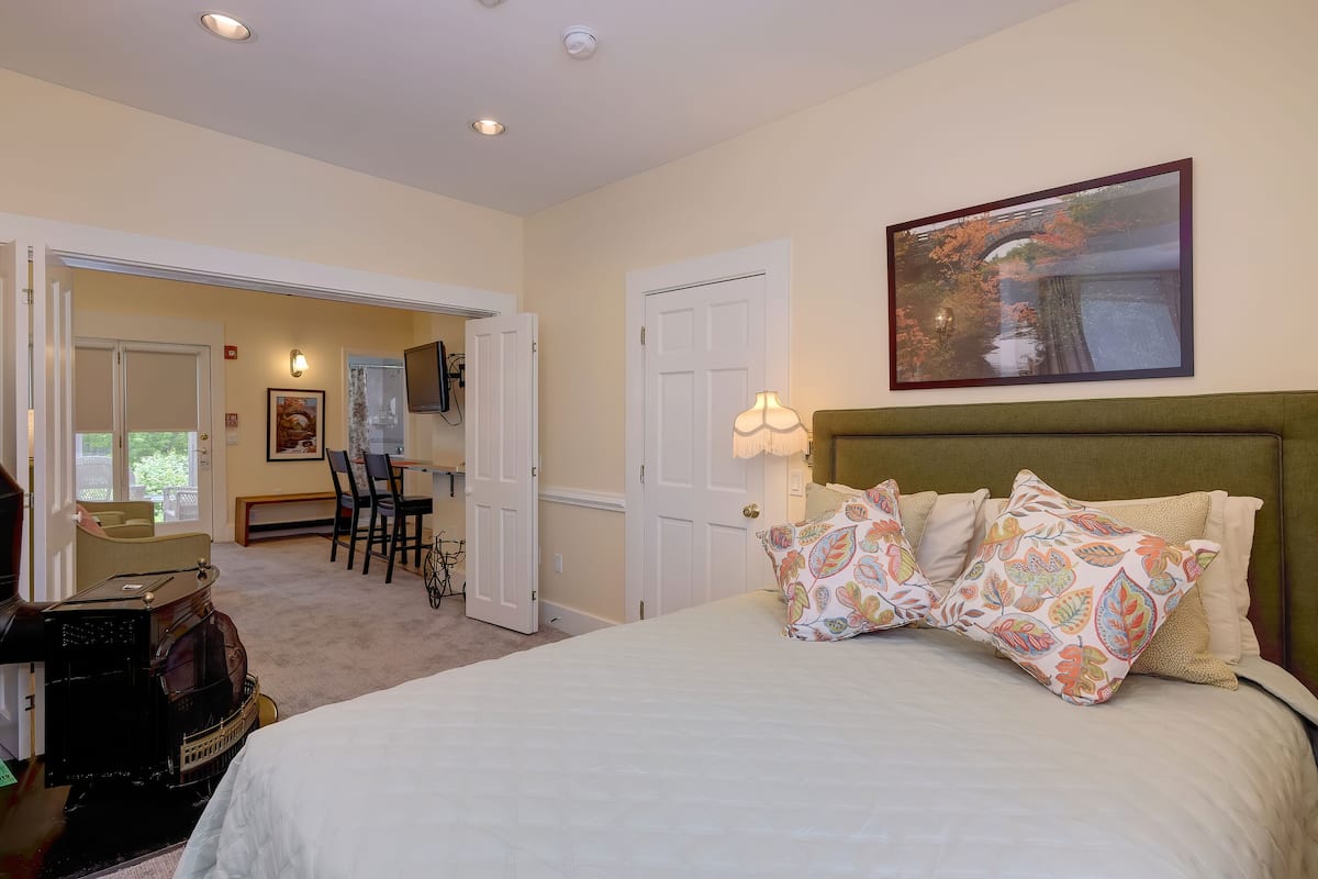 Suite, Balcony (Carriage Road Suite) | Living room | 43-inch flat-screen TV with cable channels, DVD player