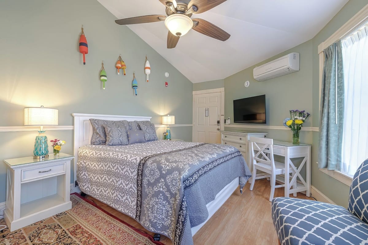 Iron/ironing board, travel cot, free WiFi, bed sheets