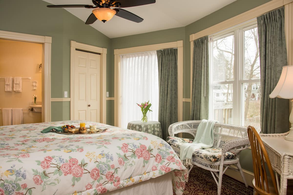 Room, Balcony (The Rocklynn) | 1 bedroom, iron/ironing board, travel cot, free WiFi