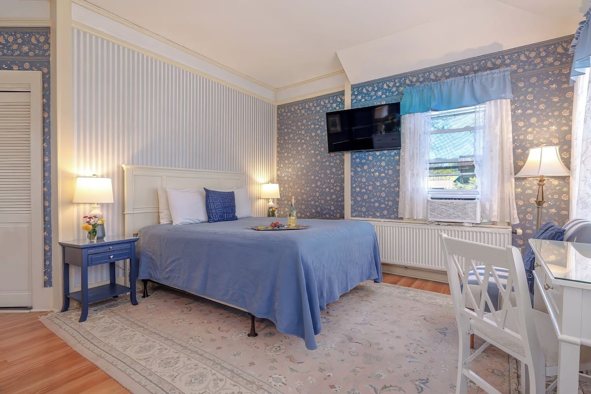 Iron/ironing board, travel cot, free WiFi, bed sheets