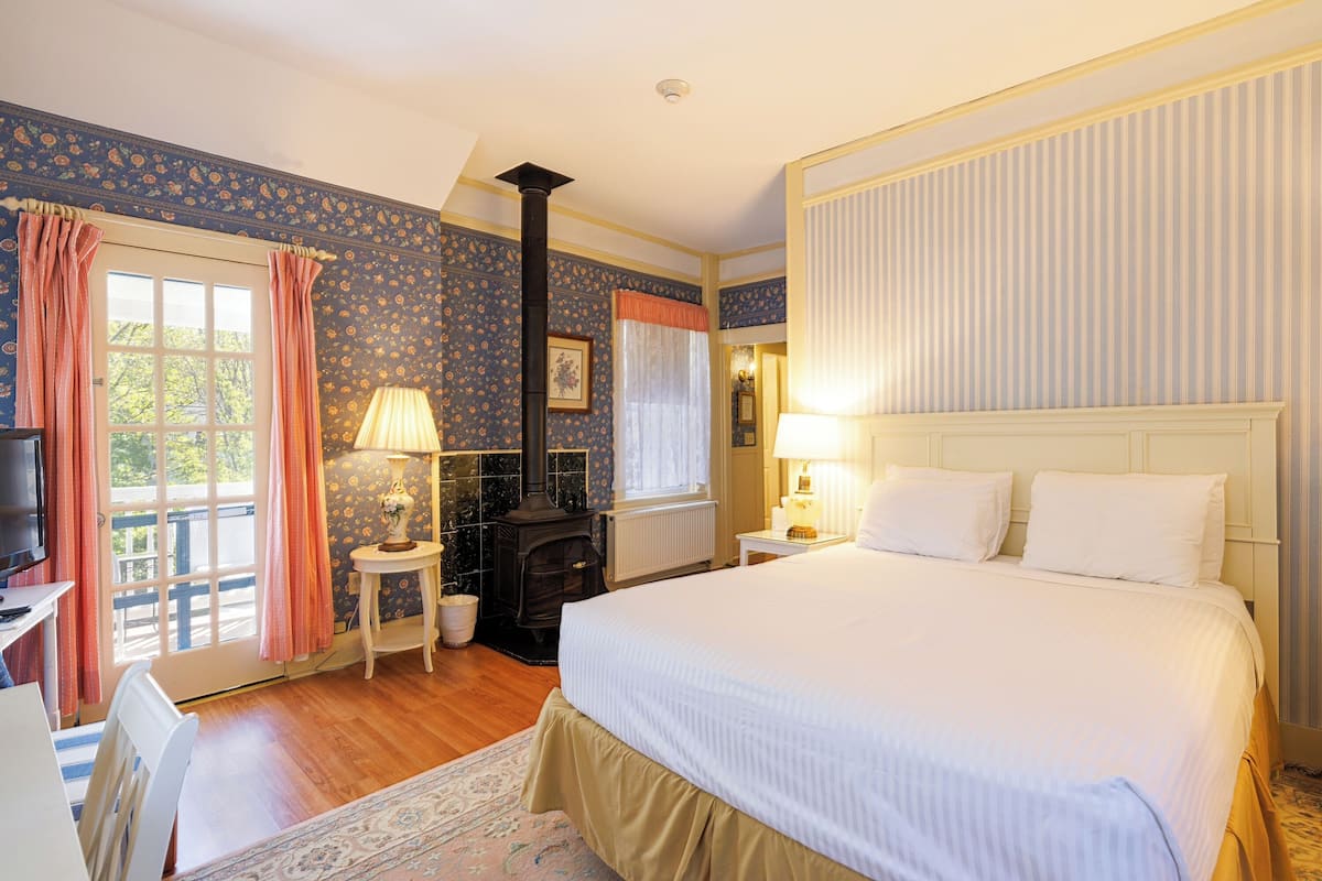 1 chambre, fer et planche à repasser, lit de bébé portatif