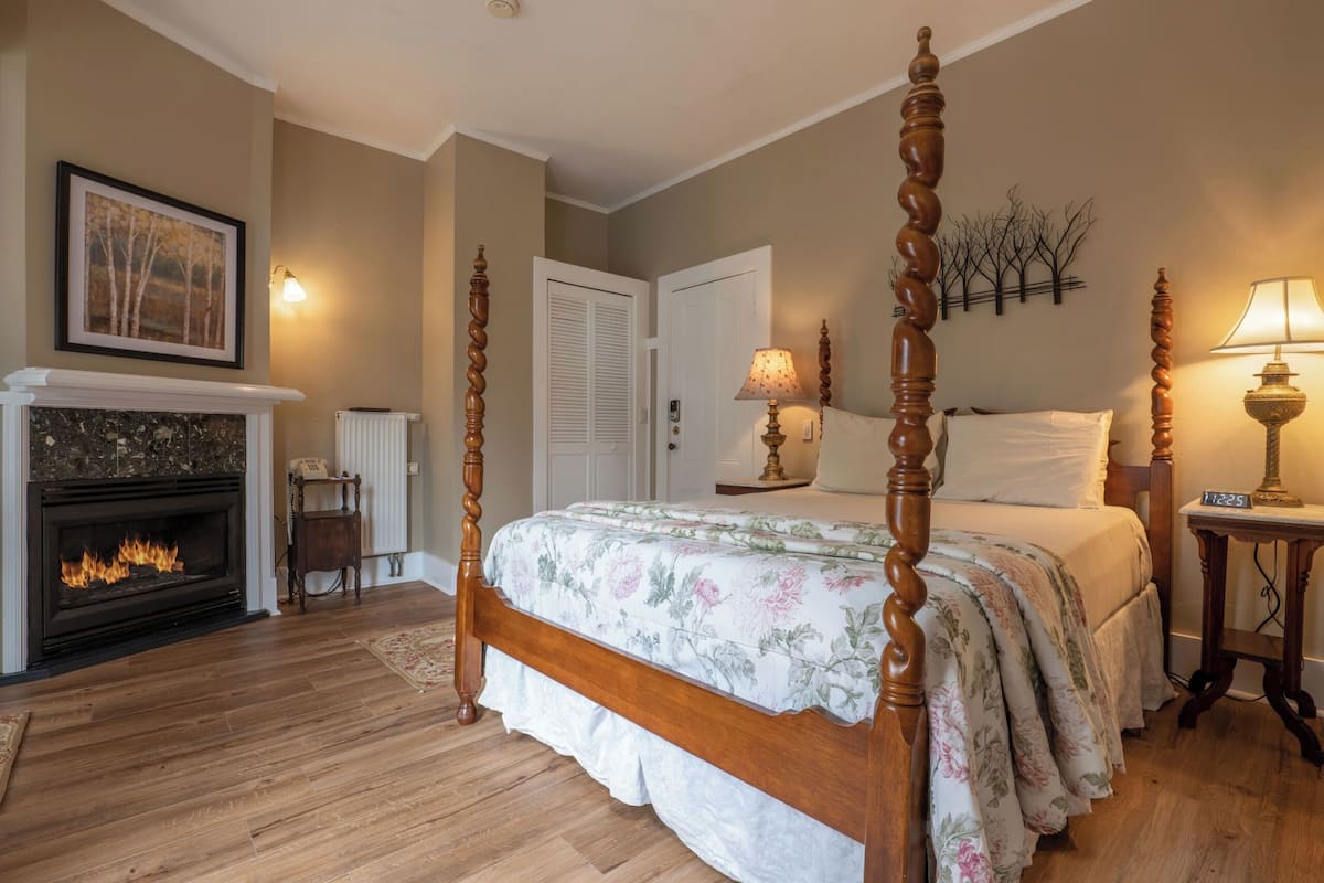 1 chambre, fer et planche à repasser, lit de bébé portatif
