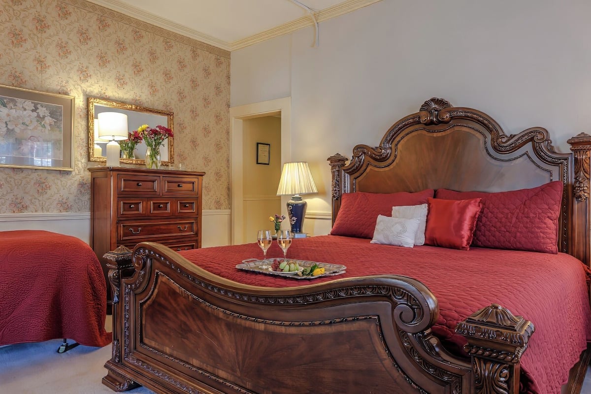 Iron/ironing board, travel cot, free WiFi, bed sheets