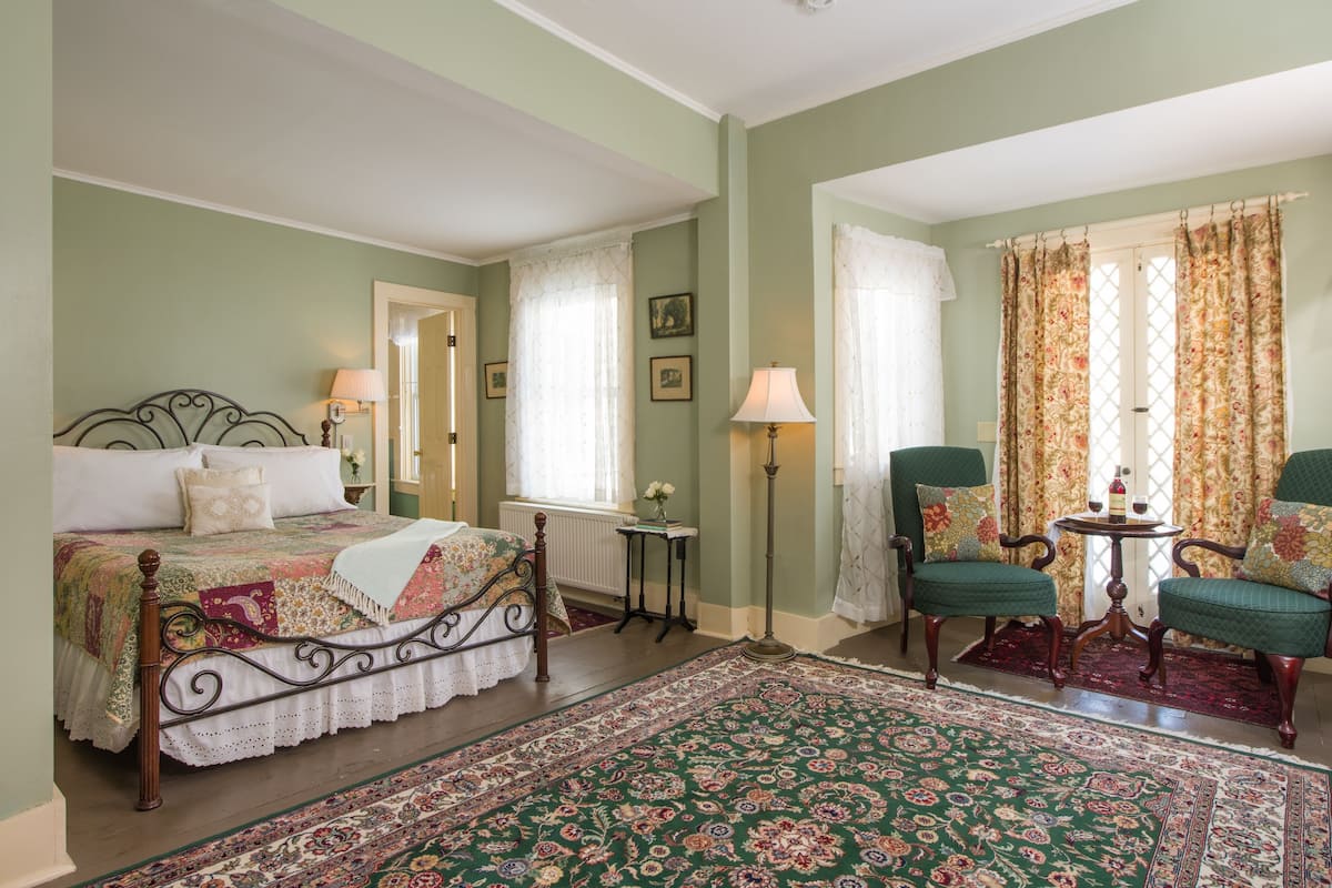 1 chambre, fer et planche à repasser, lit de bébé portatif