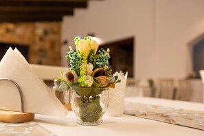 Dagelijks ontbijtbuffet (RON 30 per persoon)