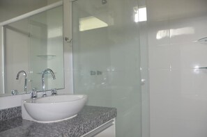 Basic Quadruple Room, Multiple Beds, Non Smoking | Bathroom - Hospedagem Praia de Piratininga (Niteroi)