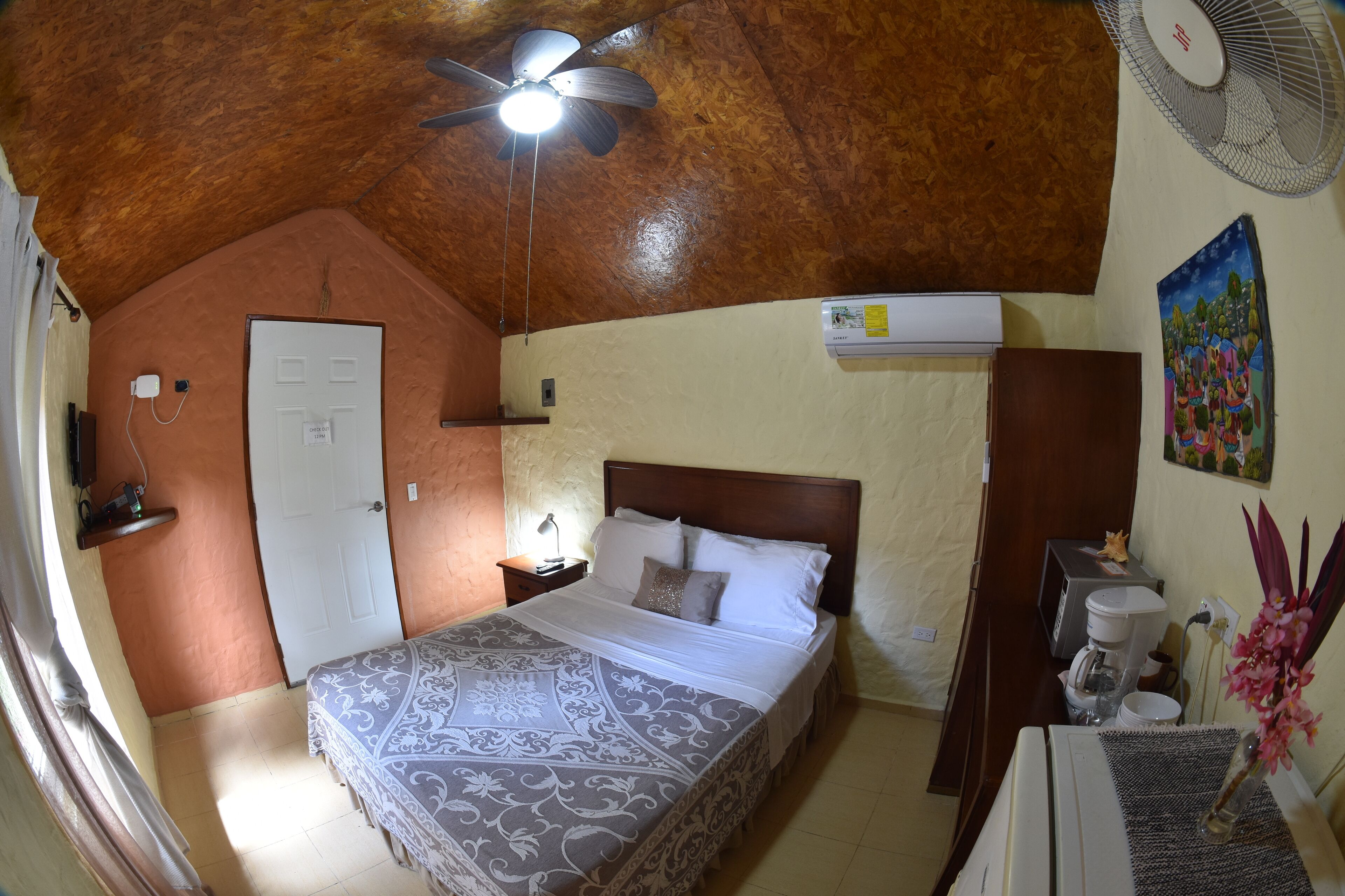 deluxe cabin, 1 queen bed, non smoking | individually furnished, desk, laptop workspace, iron/ironing board