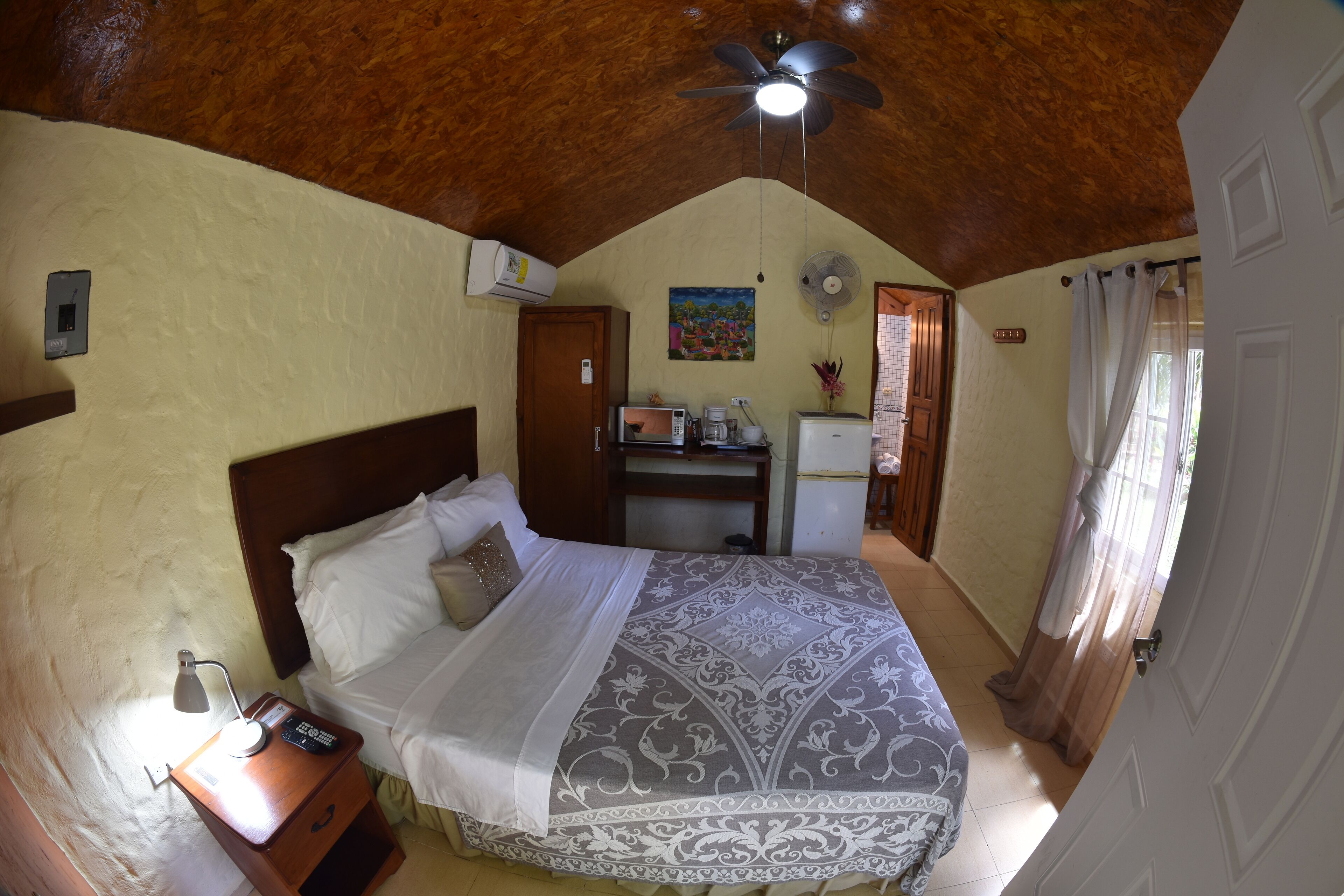 deluxe cabin, 1 queen bed, non smoking | individually furnished, desk, laptop workspace, iron/ironing board