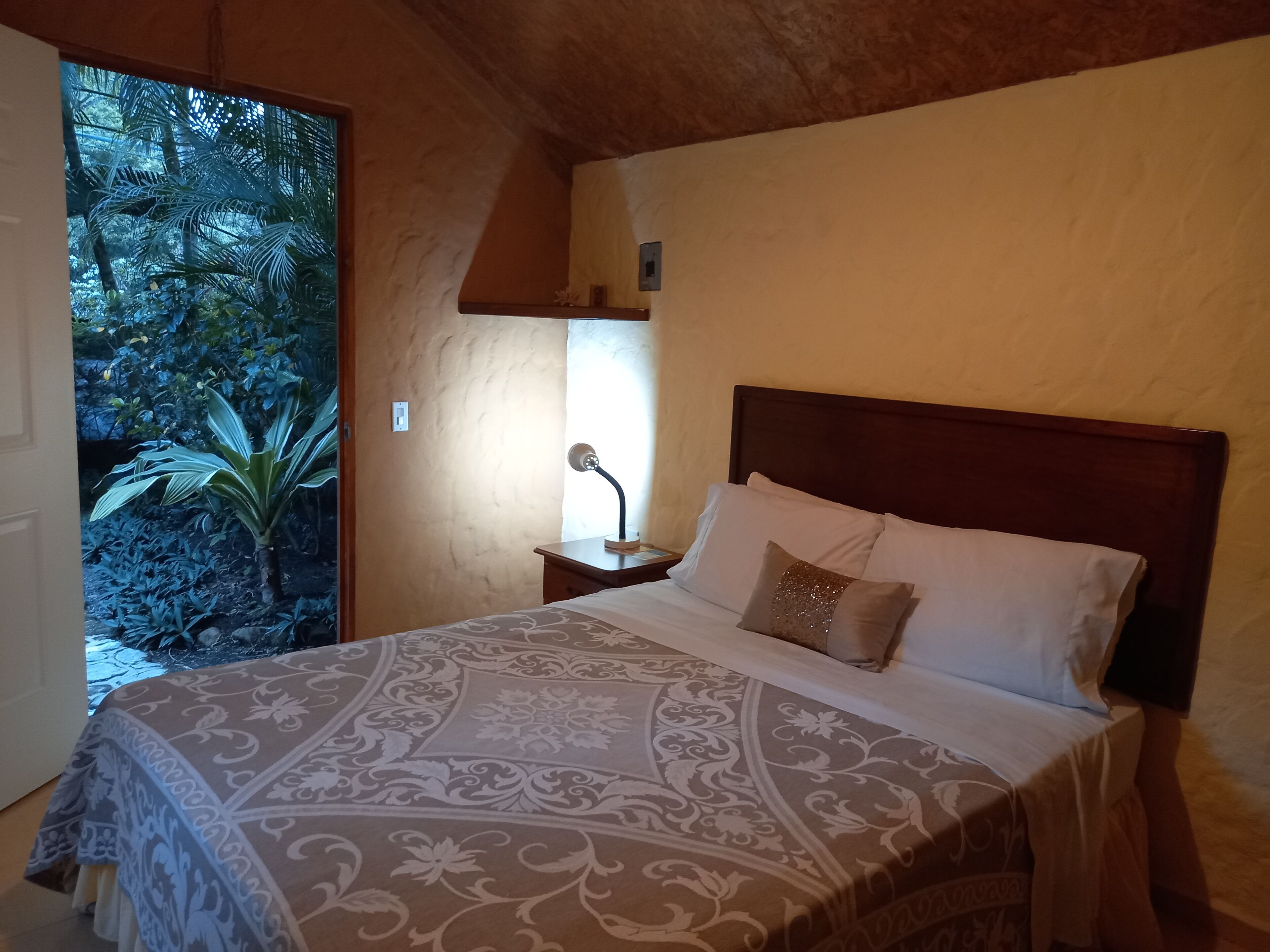 디럭스 캐빈, 퀸사이즈침대 1개, 금연 | 각각 다르게 가구 비치, 책상, 노트북 작업 공간, 다리미/다리미판