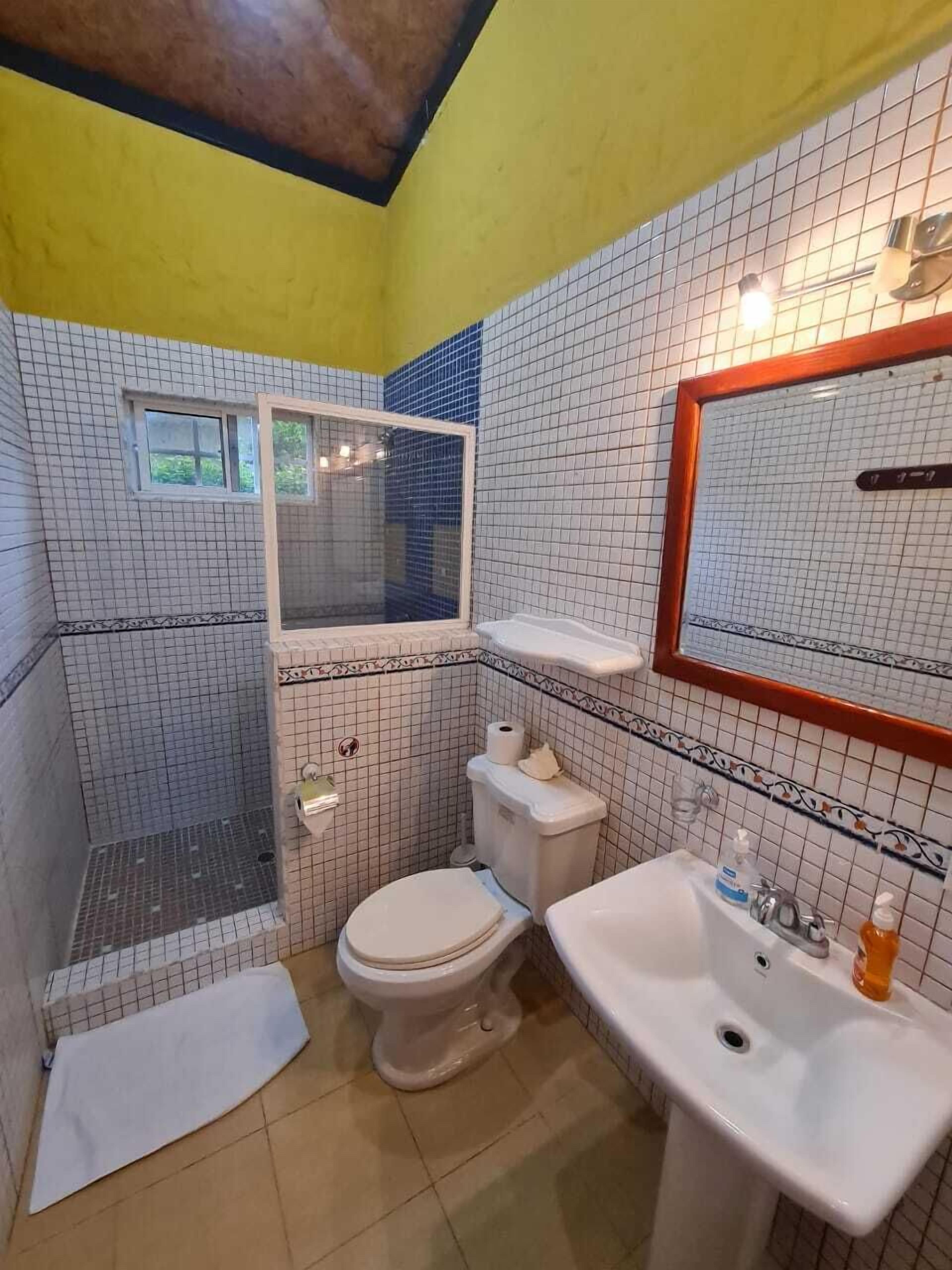 deluxe apartment | bathroom | shower, rainfall showerhead, free toiletries, hair dryer