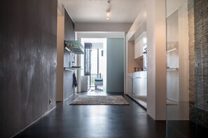 Grand réfrigérateur, micro-ondes, plaque de cuisson, lave-vaisselle