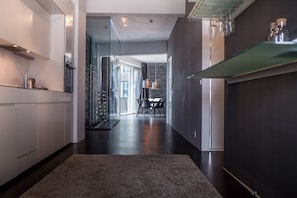 Refrigerador con freezer, microondas, placa de cocina, lavavajillas