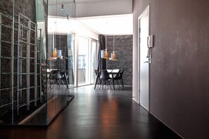 Télévision à écran plat de 42 pouces avec chaînes par câble, télévision