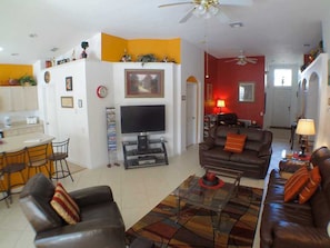 Hus - 4 sovrum - privat pool | Vardagsrum | Platt-tv och dvd-spelare