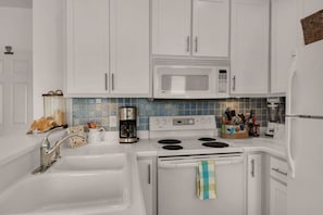 Apartment, Multiple Beds | Private kitchen | Fridge, microwave, oven, stovetop
