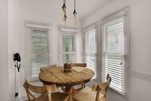 Apartment, Mehrere Betten | Essbereich im Zimmer