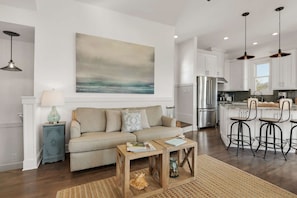 Apartment, Mehrere Betten | Wohnbereich | Fernseher
