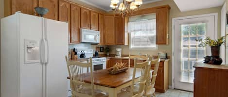 Apartment, Multiple Beds | Private kitchen | Fridge, microwave, oven, stovetop