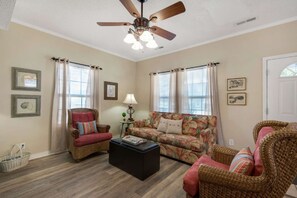 Apartment, Mehrere Betten | Wohnzimmer | Fernseher