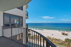 Ein Balkon mit Blick auf Strand und Meer.