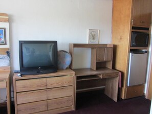 Een bureau, extra bedden (toeslag), gratis wifi, beddengoed