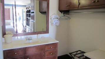 Combined shower/bathtub, free toiletries, hair dryer, towels