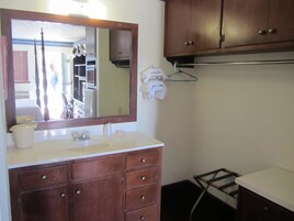 Combined shower/tub, free toiletries, hair dryer, towels