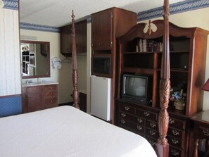 Een bureau, extra bedden (toeslag), gratis wifi, beddengoed