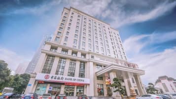 Un edificio de varios pisos con un cartel llamativo del Banco de China.
