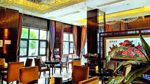 A restaurant with wooden walls, large windows, and hanging decorations. - Jiangyin Furen Boutique Hotel (Zhongshan Park Subway Station) (Jiangyin)