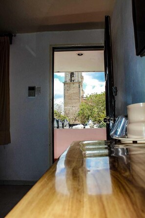Caja de seguridad en la habitación y escritorio 