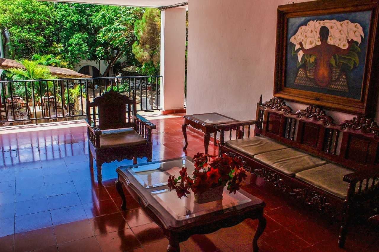 32-inch flat-screen tv with cable channels, tv