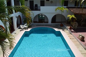 Outdoor pool, open 9 AM to 9 PM, sun loungers - Hotel San Clemente (Valladolid)