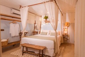 Een slaapkamer met een hemelbed, nachtkastje, hangplant en een wandplank.