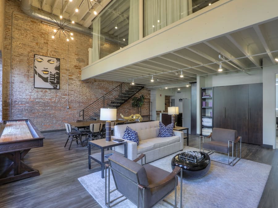 Icon Suite | Woonruimte | Een flatscreentelevisie