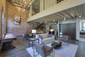 Living area - Studio 154 Luxury Hotel (Nashville)