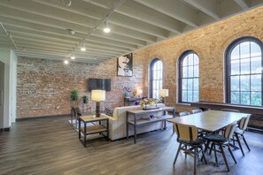 Icon Suite | Living room | Flat-screen TV