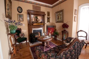 Interior detail - The Victorian Lady (Jenks)