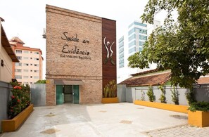 A building with a large sign reading "Saúde em Evidência Sua Vida em Equilíbrio" and a modern architectural design. - Ema Palace (São José dos Campos)