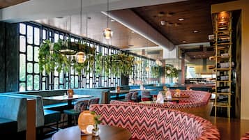 Lunch, dinner, brunch served; international cuisine