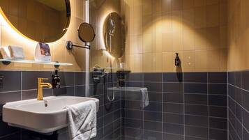 Đồ dùng nhà tắm được thiết kế riêng, máy sấy tóc, áo choàng tắm