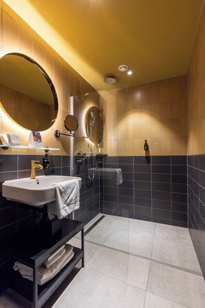 Designertoiletartikler, hårtørrer, badekåber, gulvvarme (badeværelse)