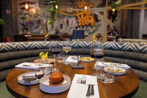 Der serveres frokost, aftensmad, brunch og internationale retter