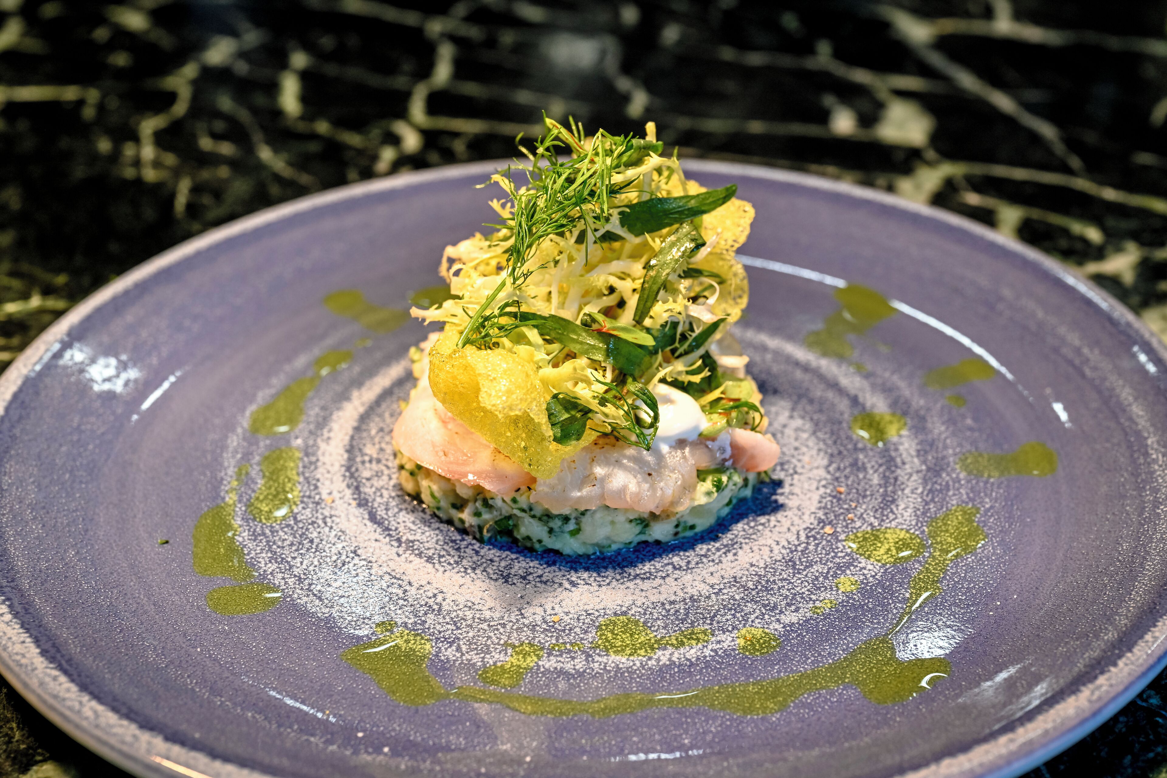 Un plato de comida sobre un fondo oscuro.