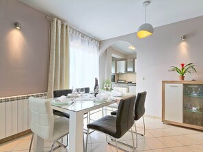 Apartment, Sea View | Ruang tamu | TV Plasma 