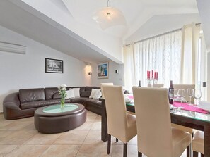 Apartment, Sea View | Ruang tamu | TV Plasma 