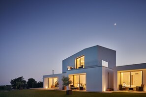 住宿正面 - 傍晚/夜晚