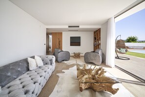 设计别墅, 4 间卧室, 私人游泳池 | 客厅 | LED 电视、DVD 播放器