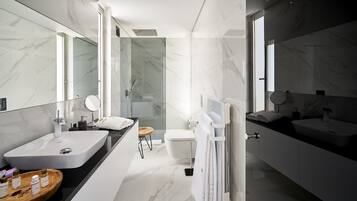Villa Design - 4 sovrum - privat pool | Badrum | Gratis toalettartiklar, hårtork, badrock och bidé